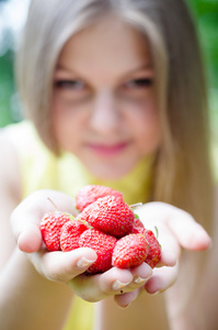 年轻快乐的青少年女孩吃草莓