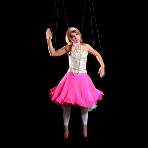 女孩玩木偶照片