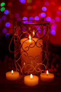 在明亮的背景背景上木制的桌子上的蜡烛，圣诞树芽