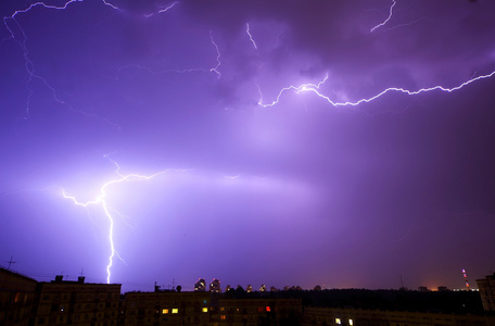 紫色炫闪电风暴照片