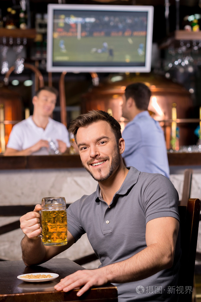 啤酒酒吧里的男人照片