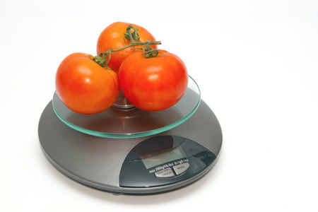 在体重秤上的新鲜番茄
