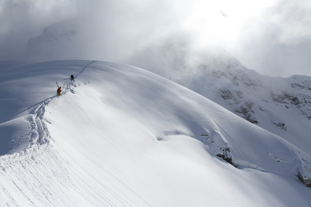 滑雪者攀登一座雪山图片