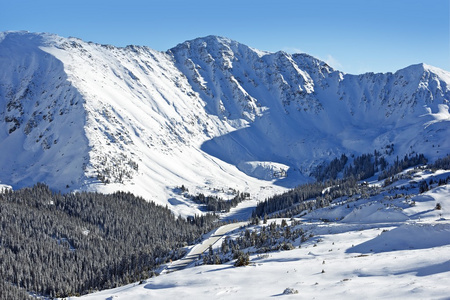 积雪的山峰