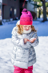 可爱的小宝贝女孩享受第一场雪