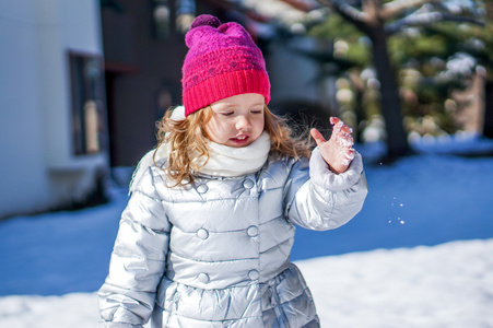 可爱的小宝贝女孩享受第一场雪