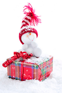 坐在礼品盒上的雪人