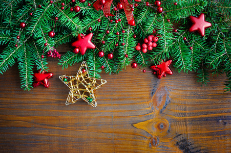 圣诞装饰品的摆设与杉木木背景上的分支