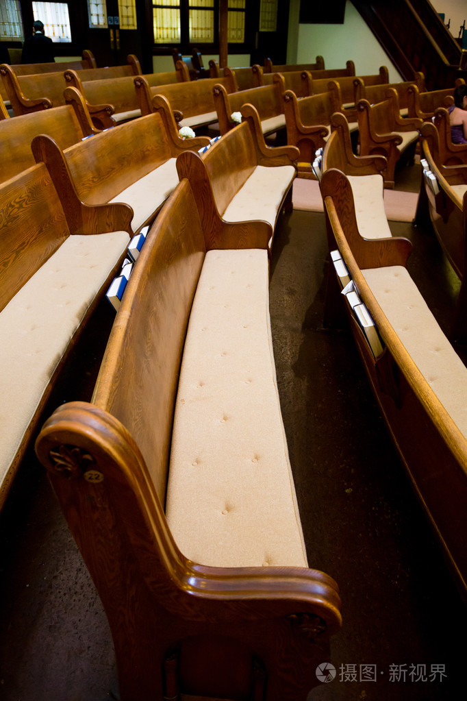 历史教堂的木头长凳上