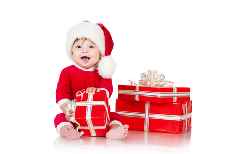 性格开朗的小圣诞老人与礼物。上白 bac 孤立