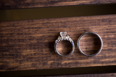 木盒子上的结婚戒指
