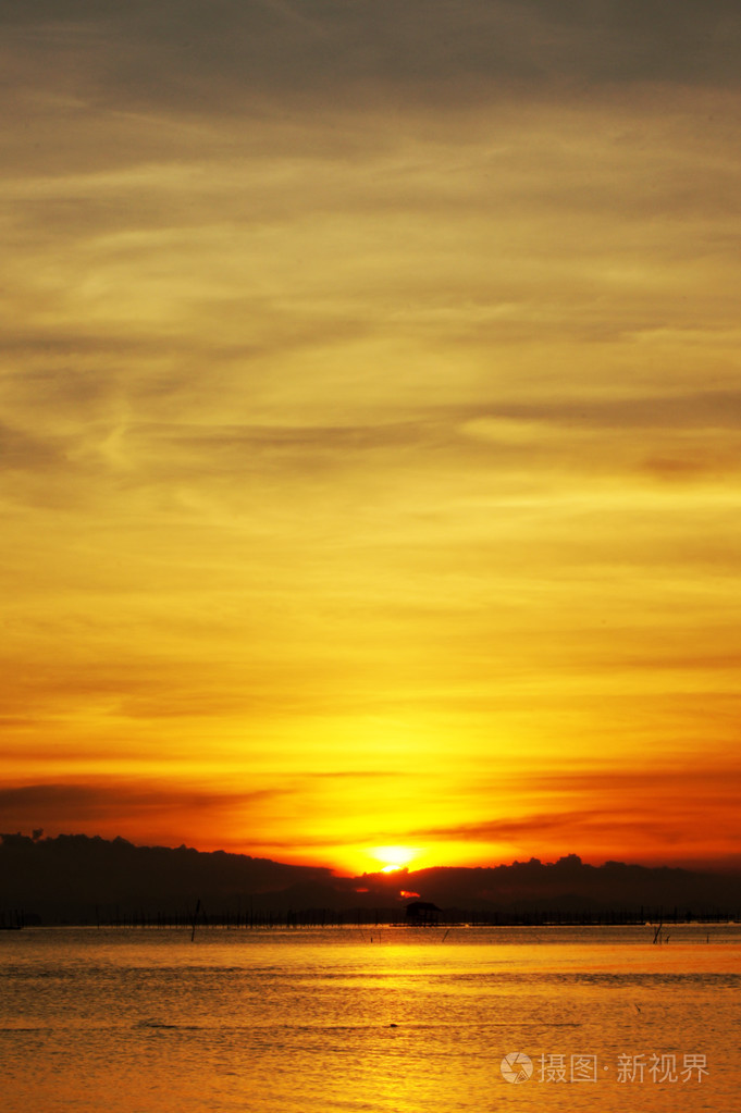 在湖，泰国的夕阳的天空