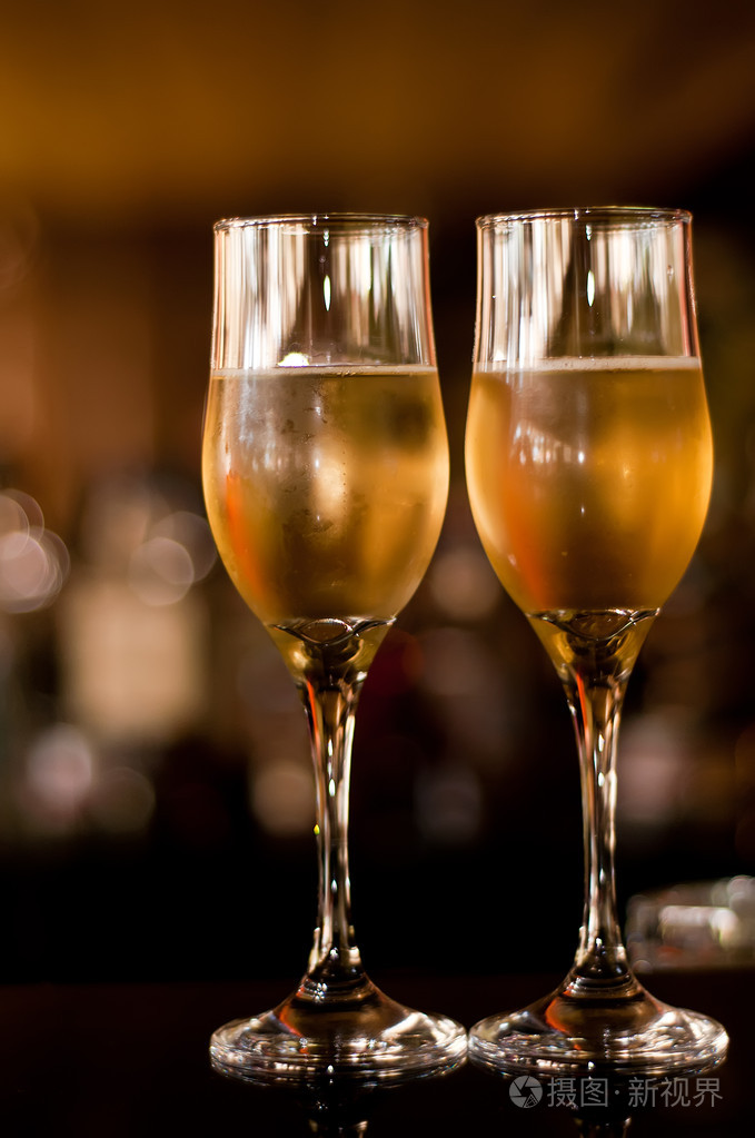 酒吧孤立在黑色背景中的两个花式香槟杯
