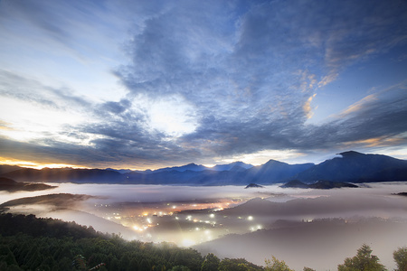 美丽的夏天日出山