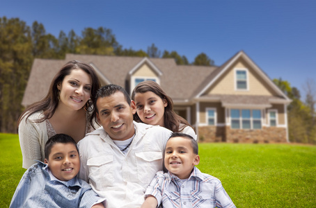 年轻的西班牙裔美国人家庭在他们的新家