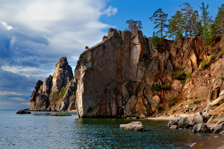 岩岸上大湖的湖