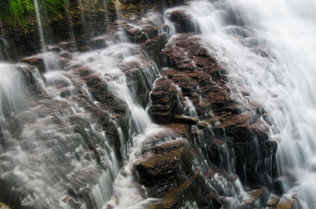 水顺着岩石