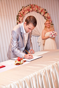 brudgummen underteckna brllop kontrakt under ceremonin