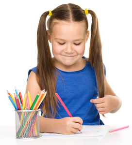 小女孩绘图使用铅笔