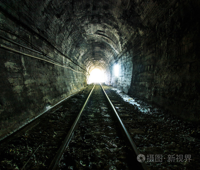铁路隧道尽头的光