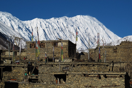 tilicho 峰值和村庄卡萨尔