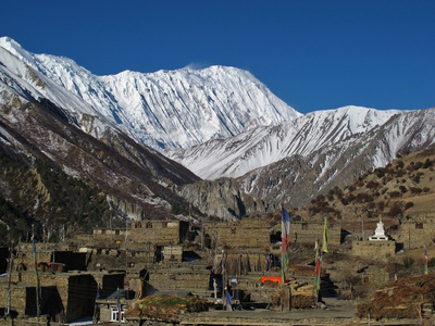 卡萨尔和雪封顶乔峰