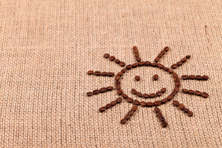 微笑的咖啡豆的太阳