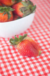 草莓在碗上花纹的织物