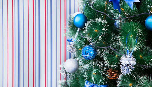 圣诞节背景下消除聚焦灯带装饰树