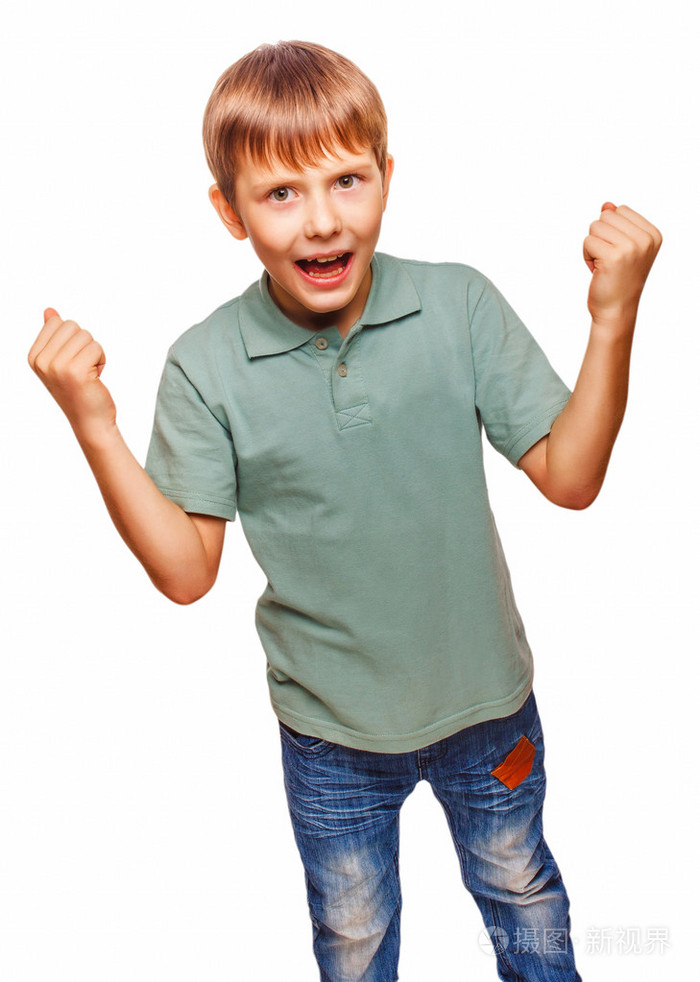 青少年兴奋快乐的十几岁男孩显示了他的手那么拳