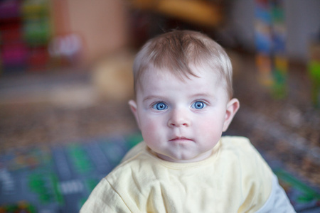 可爱的小宝宝 6 个月的男孩的肖像