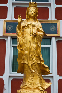观世音的金色雕像
