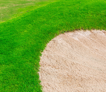 在高尔夫球的沙坑照片