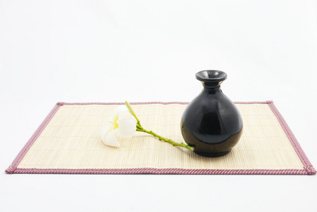 竹篓 板的花瓶