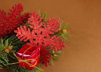 杉木树上棕色背景上的美丽圣诞装饰品。