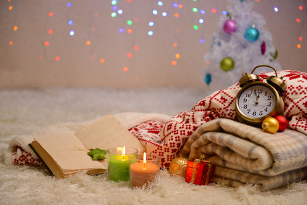 组成与格子 蜡烛和圣诞装饰品，在明亮的背景上的白色地毯上