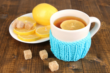 喝杯茶用木制桌上柠檬