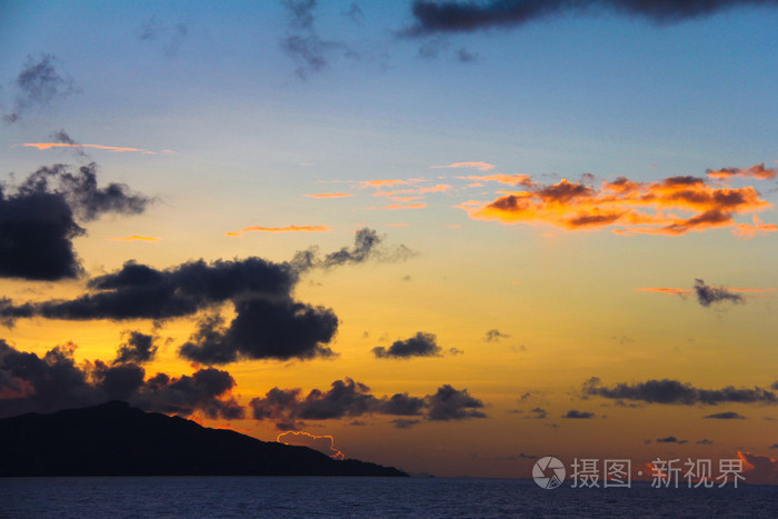 令人惊异七彩的晚霞，在充满异国情调的塞舌尔群岛岛