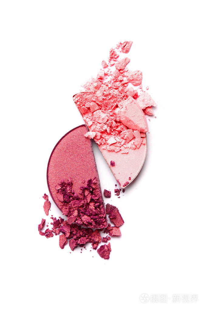 白色背景上的粉红碎的眼影
