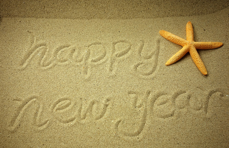 快乐新的一年写在沙滩上