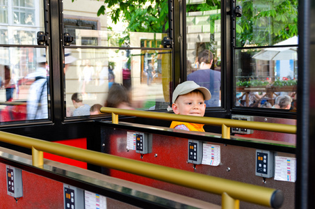 小男孩在观光电车或教练图片