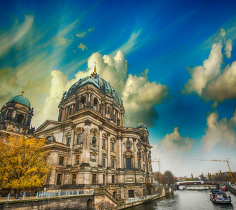 柏林，德国。美丽的景色，大教堂沿施普雷河