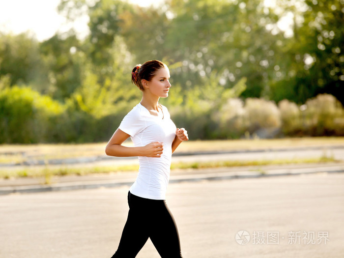 在一个公园为马拉松训练的竞技赛跑者