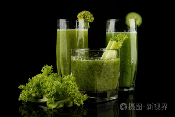 绿色蔬菜汁和沙拉孤立的黑色的眼镜