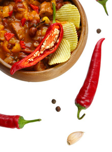 辣椒玉米 carne传统的墨西哥食物，在木碗里上餐巾，孤立在白色