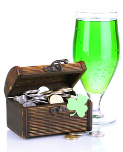 绿色的啤酒和胸部有硬币上白色孤立的玻璃