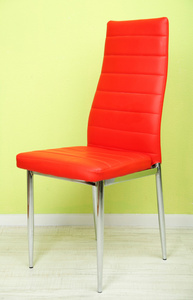 现代色彩在背景墙上的空房间的椅子上