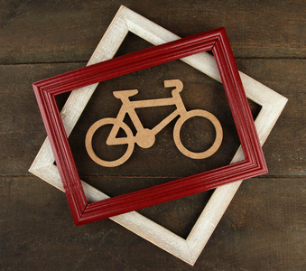 装饰自行车框架与纸张背景上