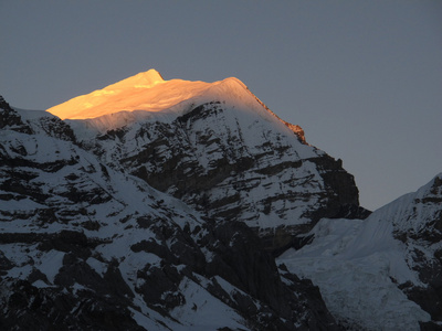 最后的阳光撒在 purbung 雪山