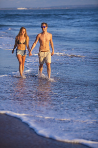可爱的情侣在海滩上